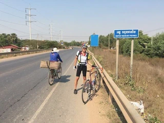 Crossing into បន្ទាយមានជ័យ Banteay Meanchey Province. Banteay Meanchey means “Fortress of Victory.”