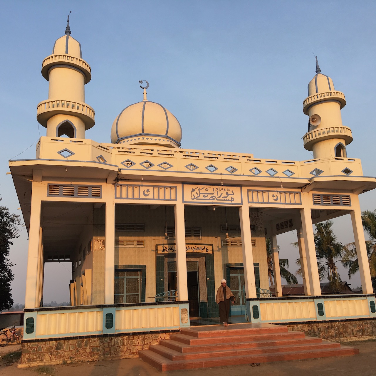 Many Cham or Champa People (Cham: ꨂꨣꩃ ꨌꩌꨛꨩ, Urang Campa), practice an indiginized form of Shi'a Islam or an indiginized form of Hinduism. Mosques were more common in this area.