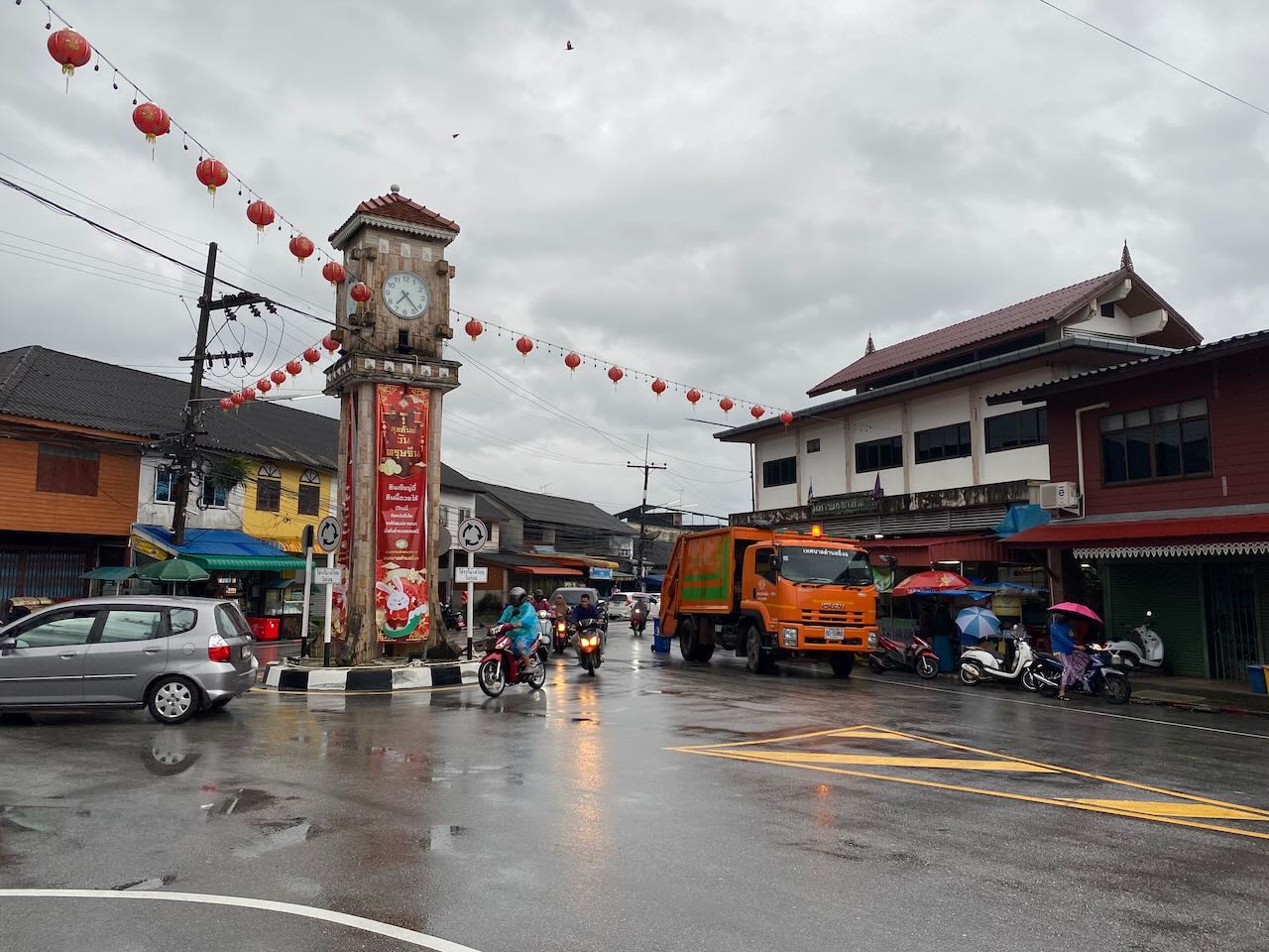 Downtown Yi-Ngo ยี่งอ (Pattani Malay: ยือรีงา), population 10,000