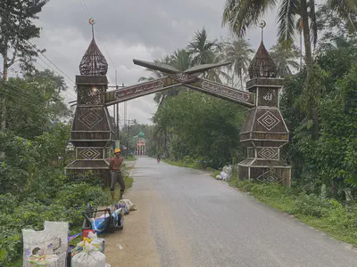 The town gates give a friendly hello. Jawi script, based on the Arabic script, is traditionally used to write the Patani Melayu